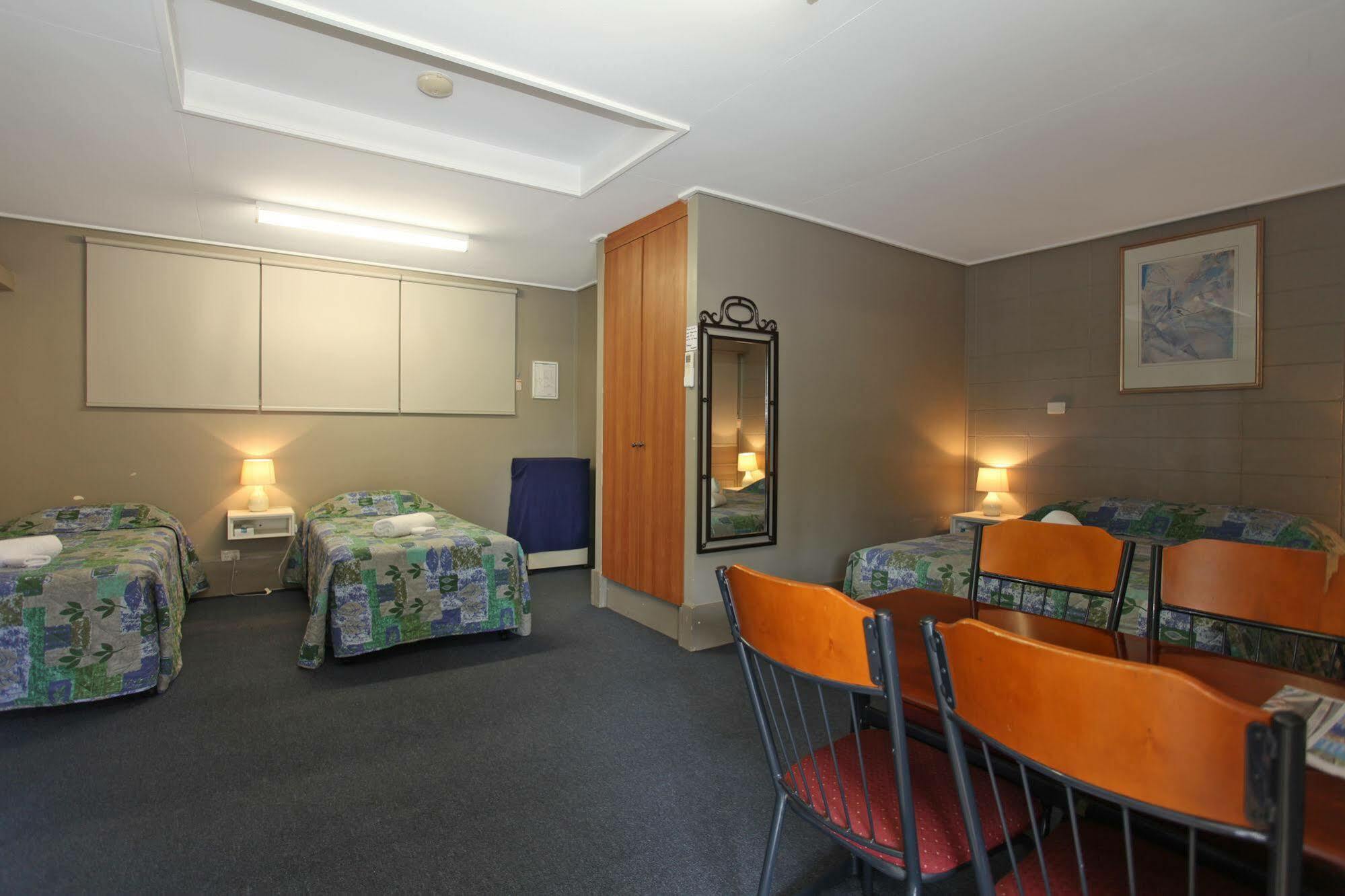 Tandara Hotel Motel Sarina Exteriör bild
