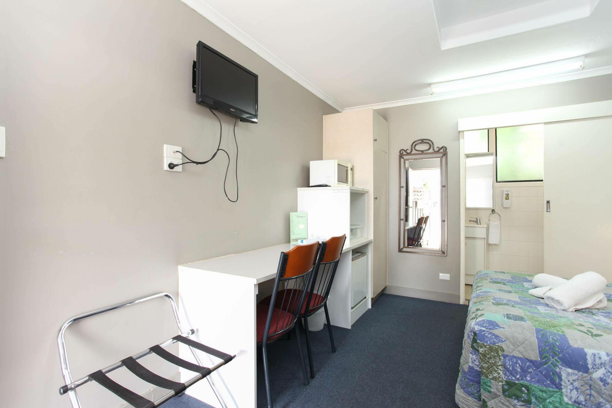 Tandara Hotel Motel Sarina Exteriör bild