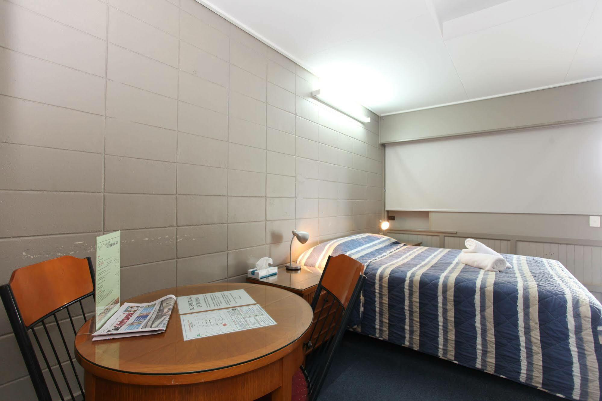 Tandara Hotel Motel Sarina Exteriör bild