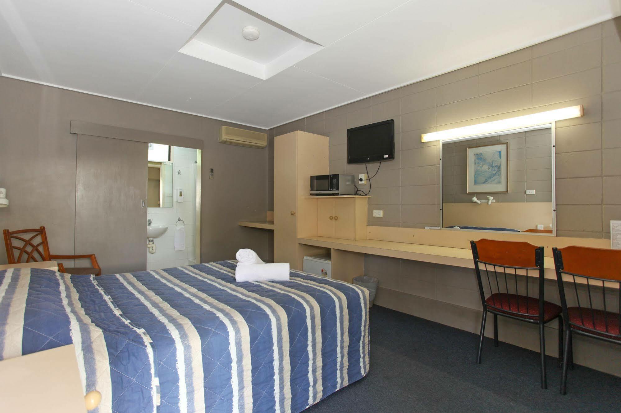 Tandara Hotel Motel Sarina Exteriör bild