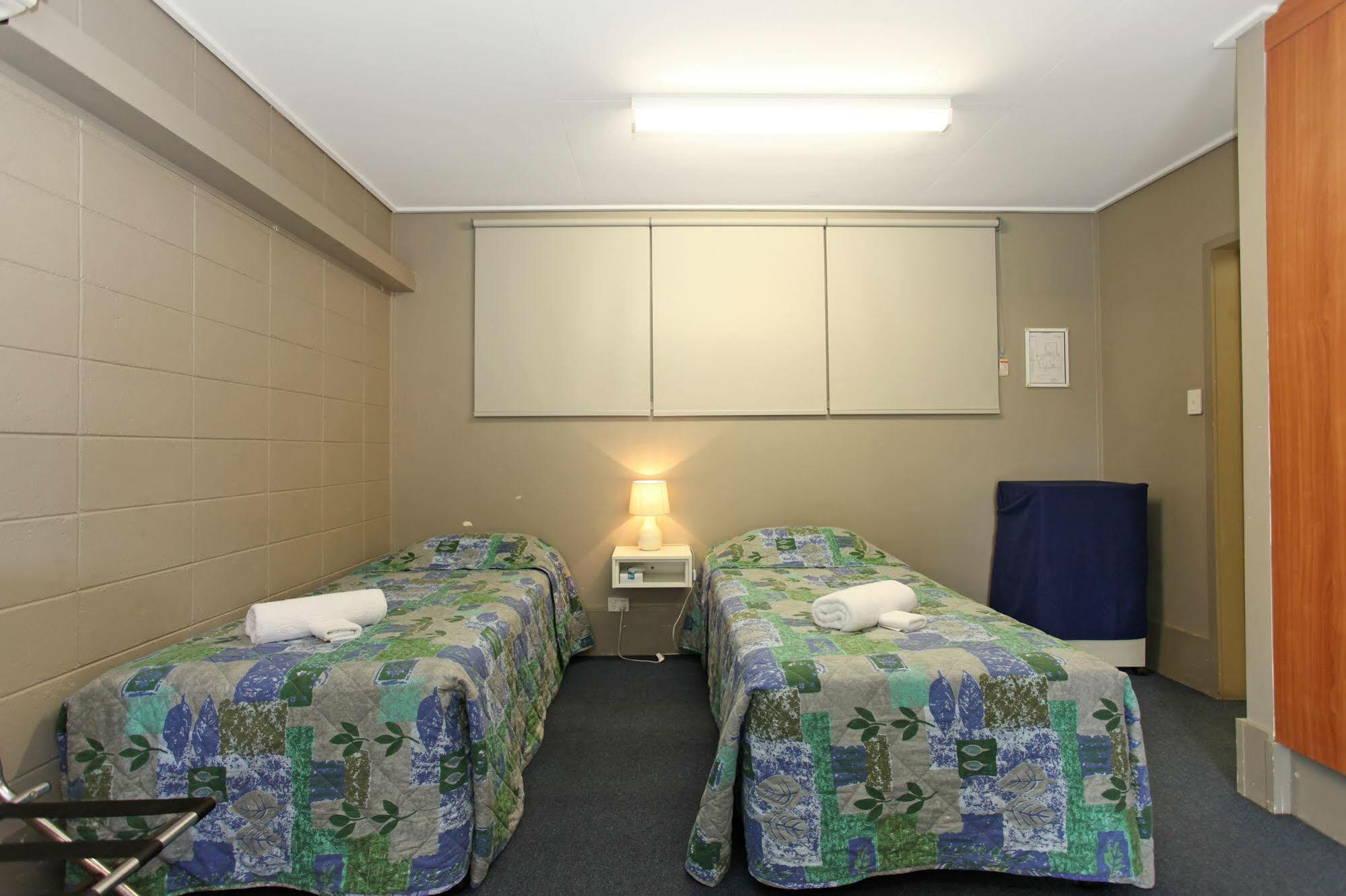 Tandara Hotel Motel Sarina Exteriör bild