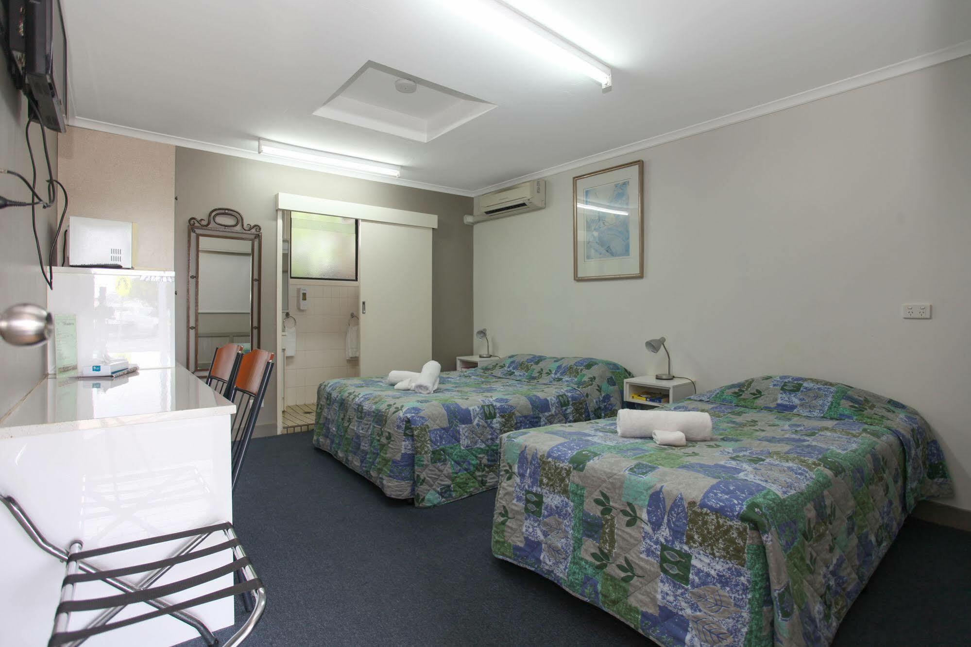 Tandara Hotel Motel Sarina Exteriör bild